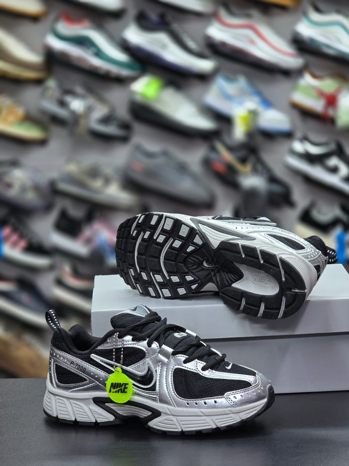 Silver Bolt Retro Runner – Silver/Black